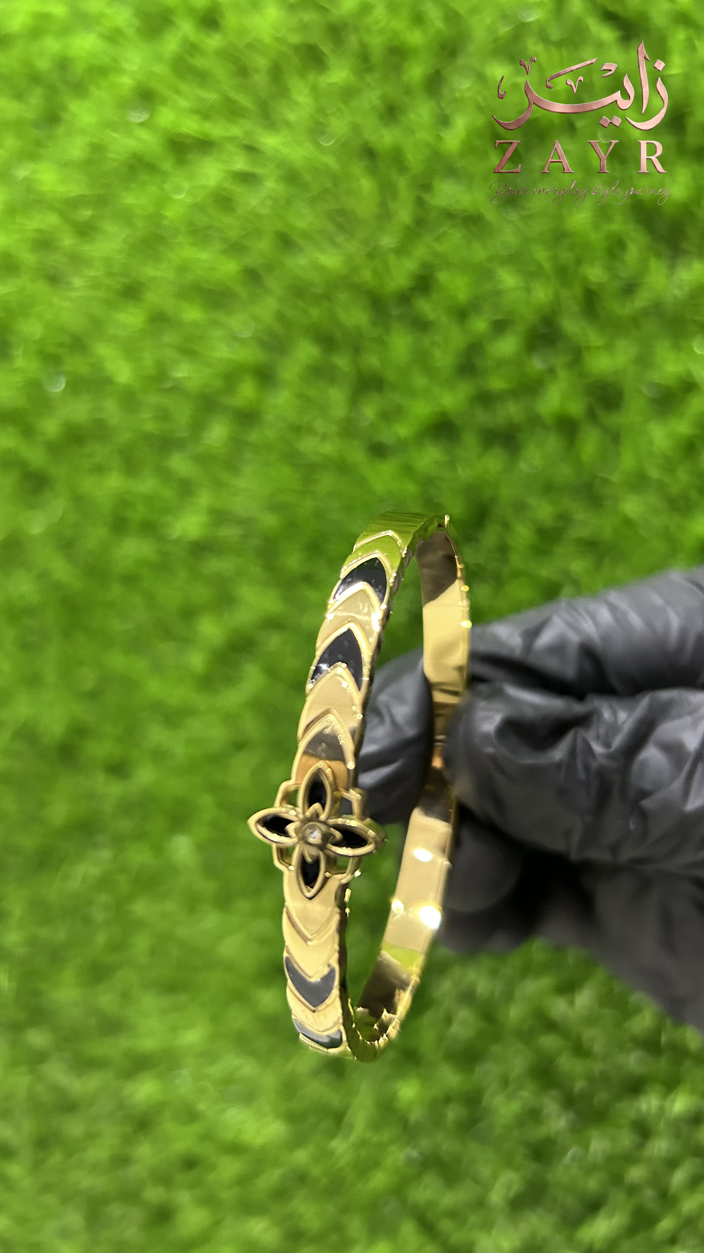 Zayr Onyx Fleur Gold Bangle